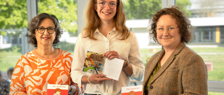 (v.li.) Nilgün Özel (Vizepräsidentin DRK-Landesverband Westfalen-Lippe), Vera Gerstenberger (Illustratorin) und Dr. Mareike Menne (Autorin); Foto: Jonas Westermeyer / DRK-LV WL